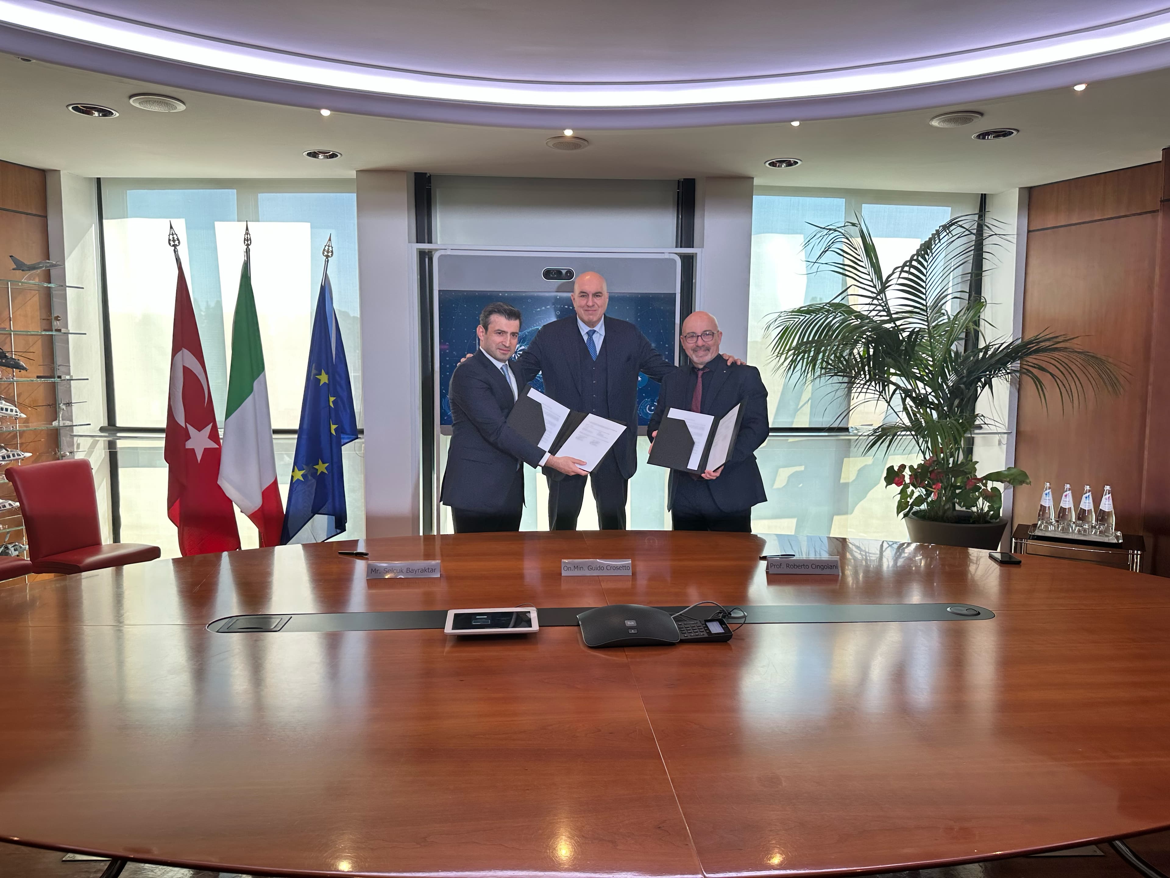 BAYKAR VE LEONARDO İNSANSIZ TEKNOLOJİLER  ALANINDA ORTAKLIK ANLAŞMASI İMZALADI