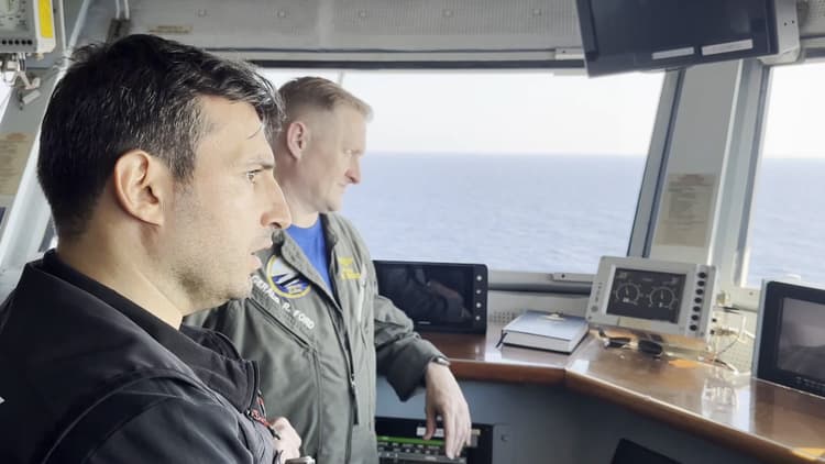 Baykar Yönetim Kurulu Başkanı Selçuk Bayraktar ABD uçak gemisine konuk oldu