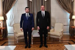 ALİYEV, BAYKAR TEKNİK MÜDÜRÜ SELÇUK BAYRAKTAR'A 'KARABAĞ NİŞANI' TAKDİM ETTİ - Haber Görseli