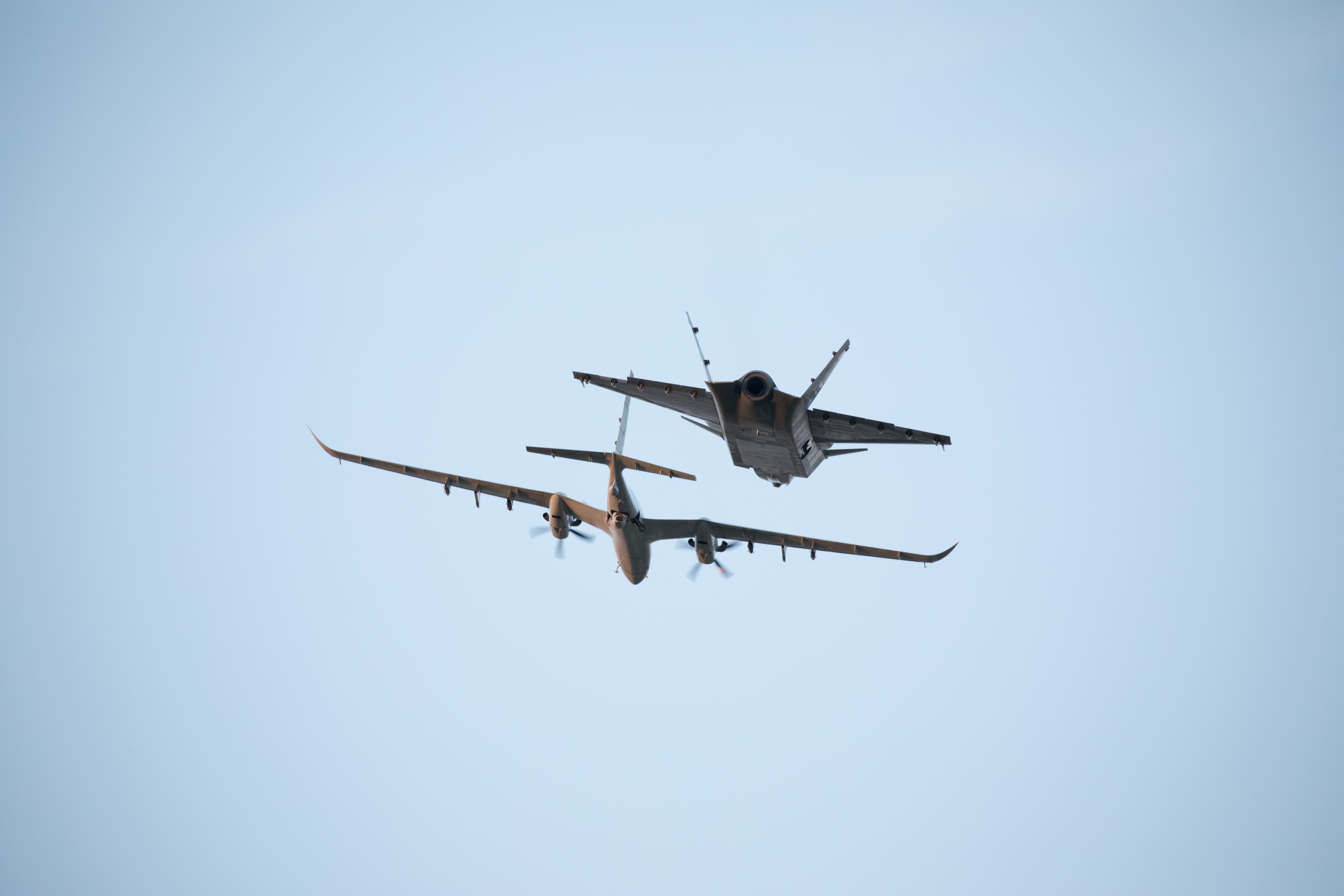 KIZILELMA UÇUŞ TESTİNDE BİR İLK…  BAYRAKTAR KIZILELMA ve BAYRAKTAR AKINCI KOL UÇUŞU GERÇEKLEŞTİRDİ