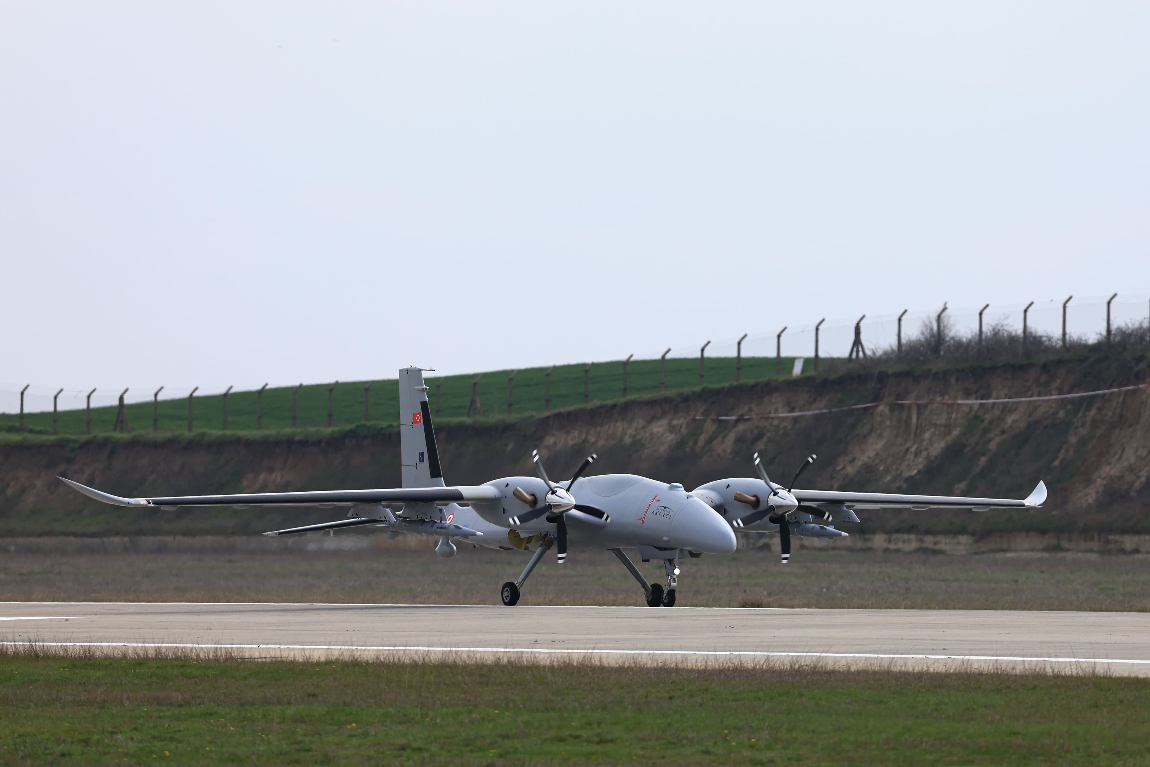 BAYRAKTAR AKINCI’DAN İHA-230 İLE ÇİFTE ATIŞ