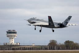 BAYRAKTAR KIZILELMA GÖKYÜZÜYLE BULUŞTU - Haber Görseli